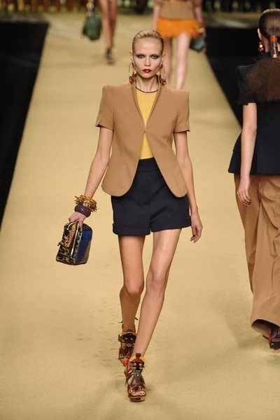 Look 27